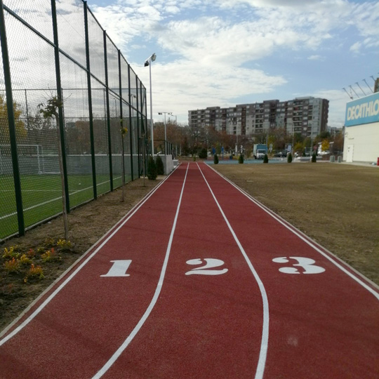 Лекоатлетическа писта с три коридора също с полиуретанова спрей система